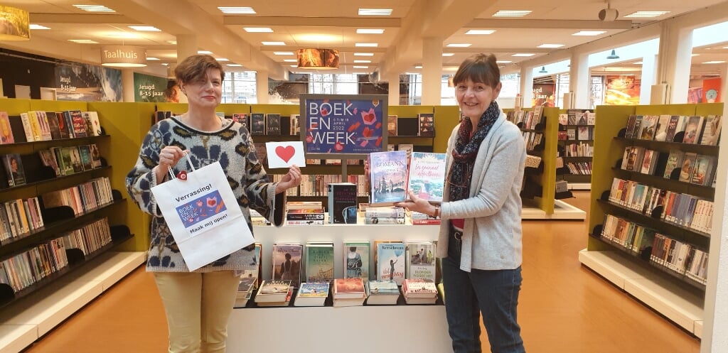 Verrassingstasjes met drie romantische boeken en een presentje, vanaf 9 april bij de Bibliotheek aan de Vliet.