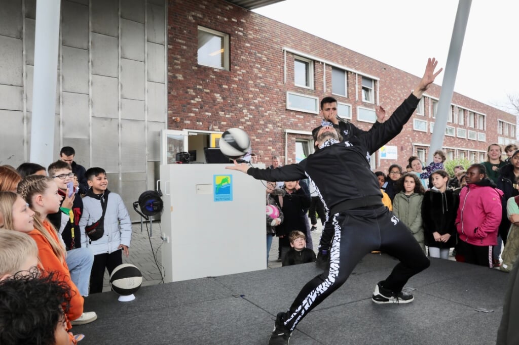 Galdino van Showcase Basketball geeft een demonstratie terwijl hij wordt begeleid door Nederlands Kampioen Beatbox Timothy van Dijk.