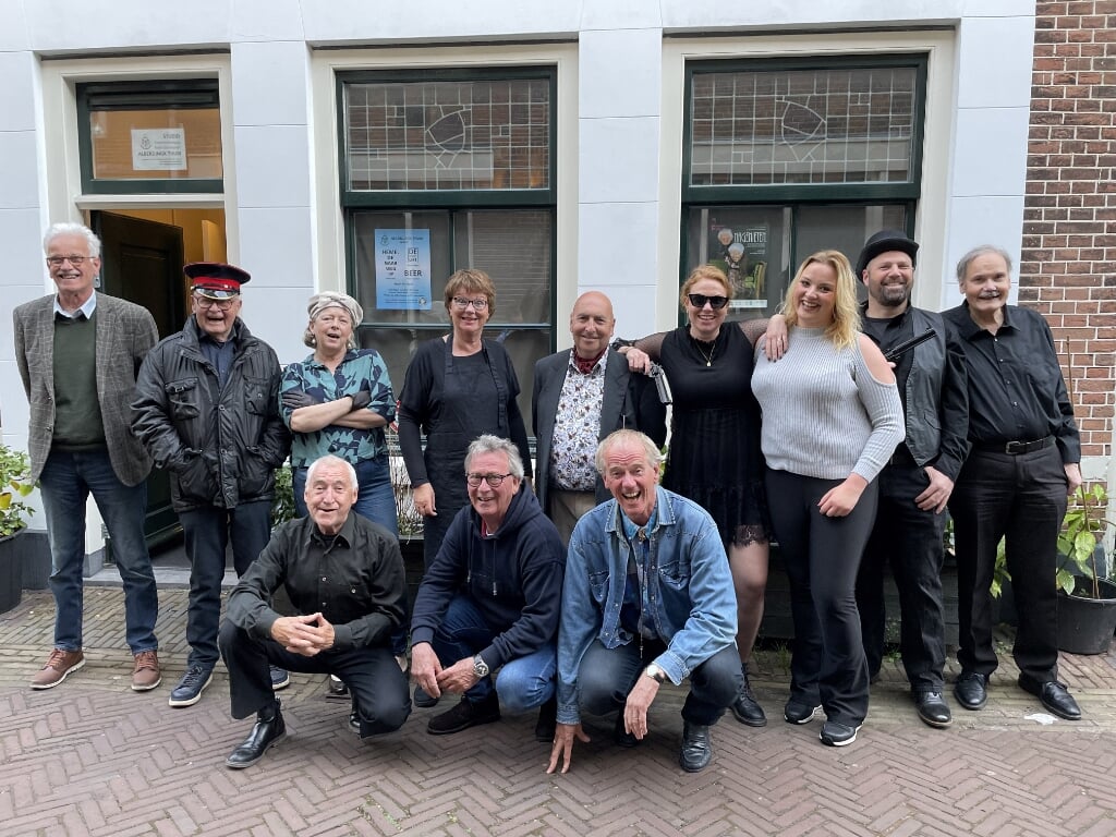 De cast en crew voor hun oefenruimte in de Lange Wijngaardstraat.