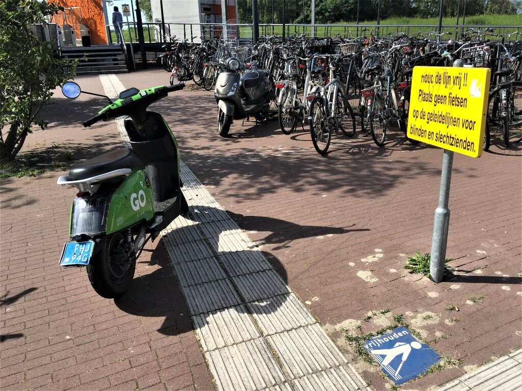 De deelscooters van GO Sharing worden nog regelmatig op de voor blinde en  slechtziende mensen bestemde geleidelijnen geplaatst. Zoals hier bij metrostation Steendijkpolder.