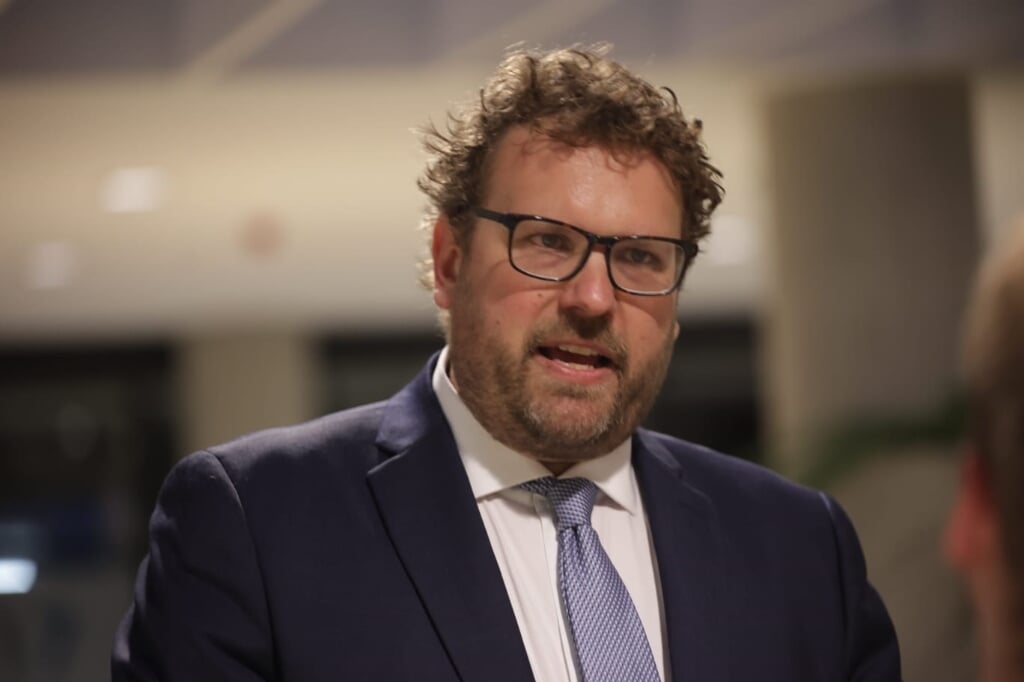 Maarten Poorter tijdens de speciale raadsvergadering waarbij hij als nieuwe burgemeester van Dijk en Waard werd voorgesteld.