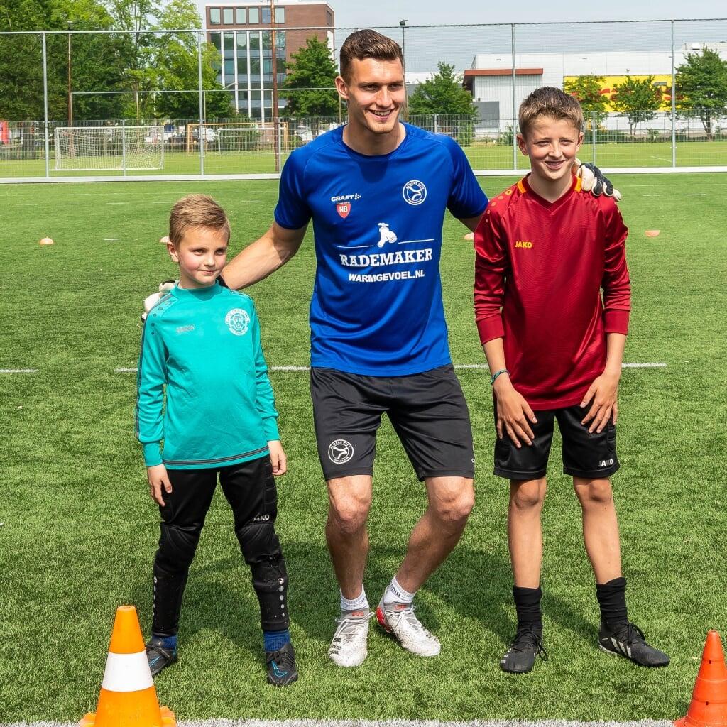 Almere City-goalie Danny Bakker met de twee talentvolste keepers Sten Ubink en Ryan van der Made.  