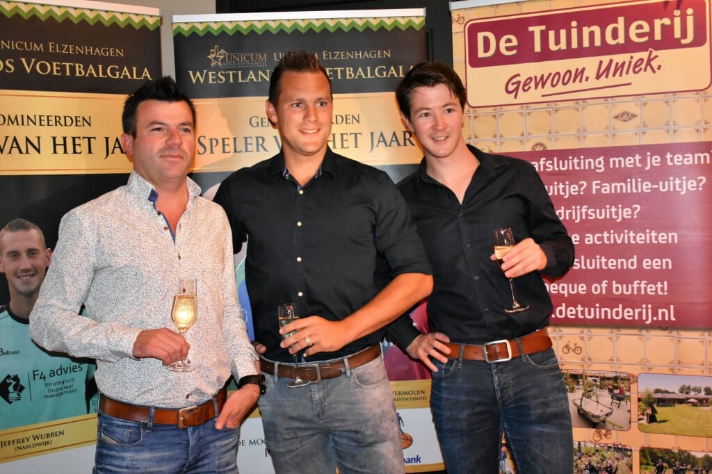 Champagne bij binnenkomst voor trouw sponsor HECMAR van Martijn Bentvelzen, samen met collega's Koen Warners en Sander Looije.