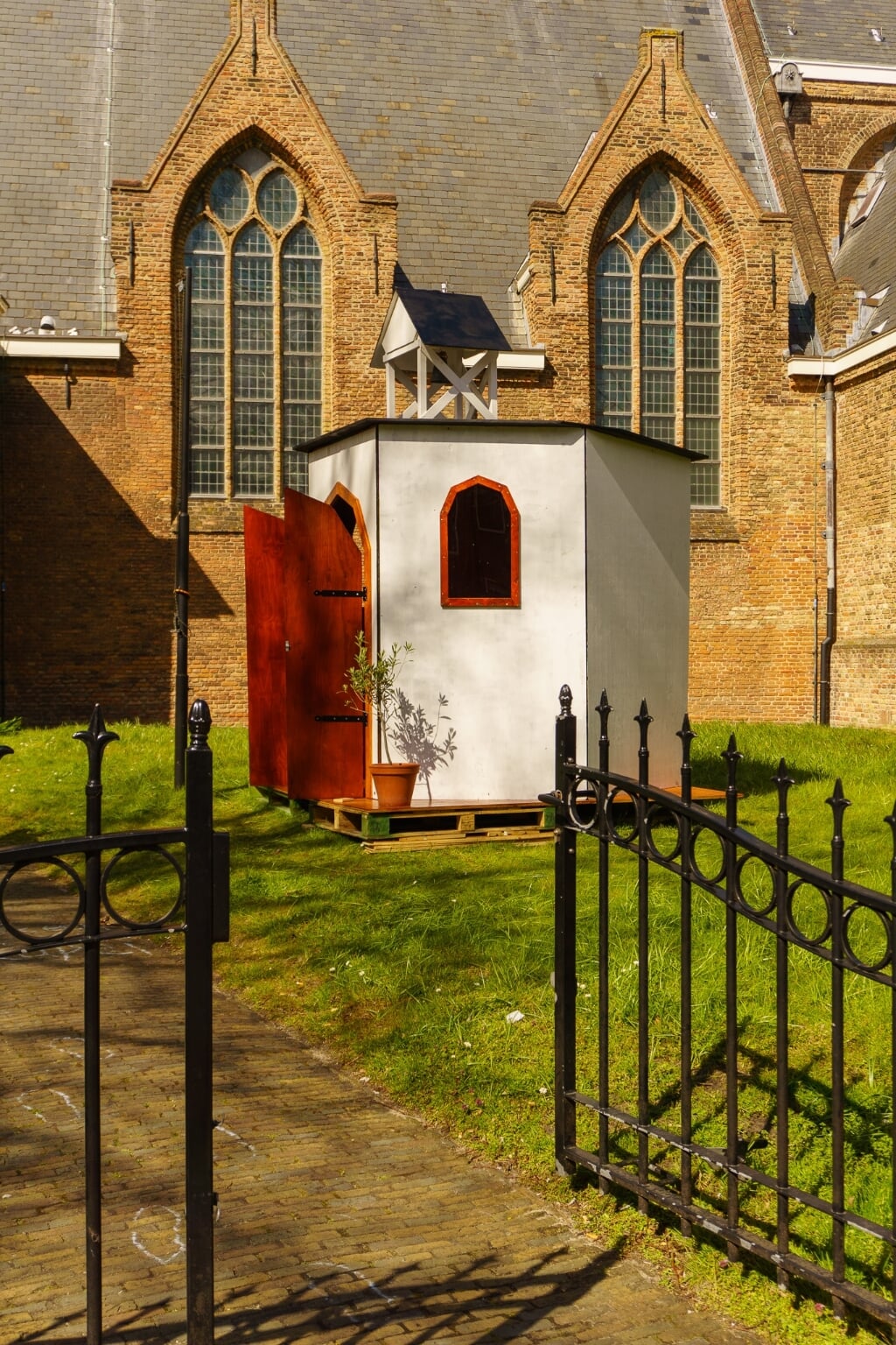 Het pop-upkerkje in de tuin van de Oude Kerk.