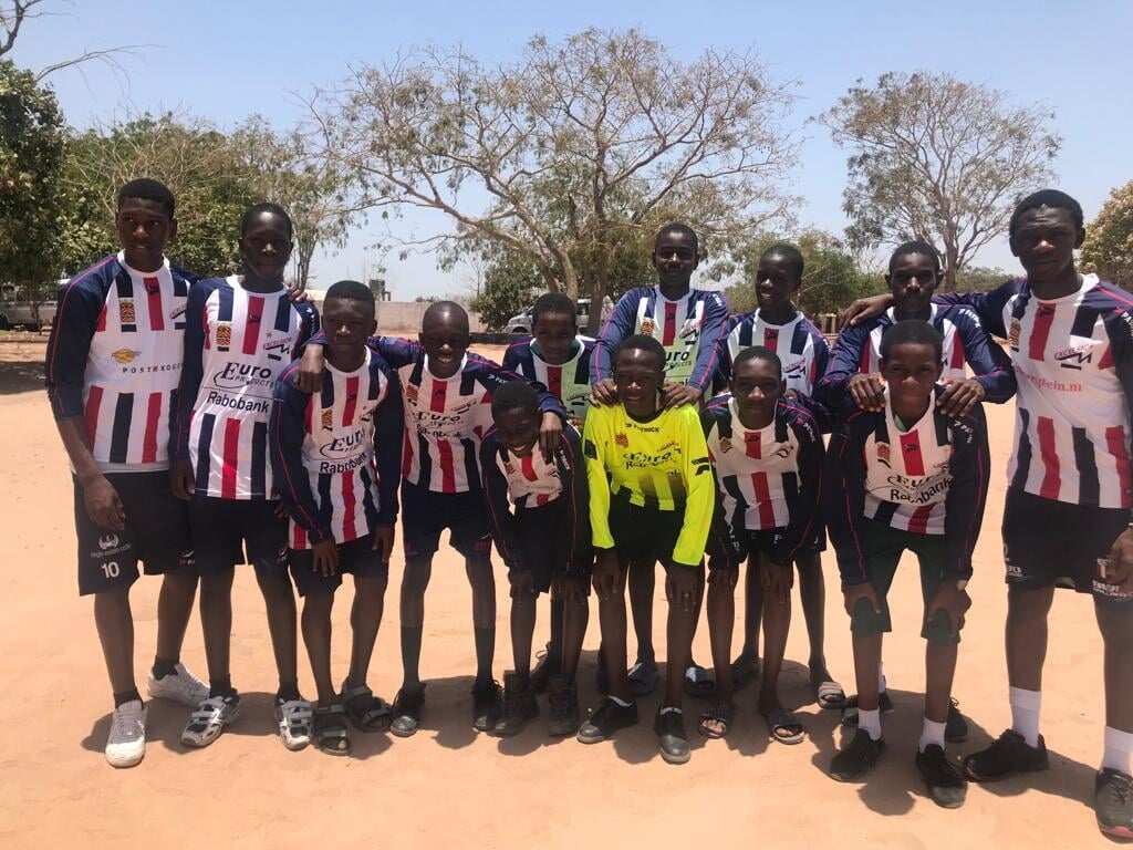 De jongeren in Gambia spelen in het vervolg hun wedstrijden van de club in het rood, wit, blauw. 