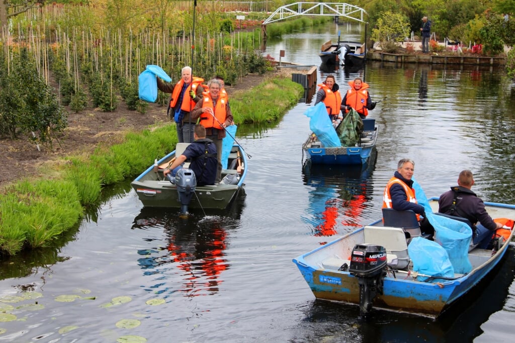 Plastic vissen in de sloten van boomkwekerijgebied Boskoop: gezamenlijke actie van ondernemers, vrijwilligers, gemeente Alphen, Hoogheemraadschap van Rijnland en ODMH.
