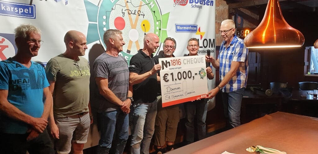 De winnaar van 2021 was Tuitjenhorn en de duizend euro ging naar naar St. Dirkshorn Bruist. De cheque werd uitgereikt door organisator Dirk Snip.