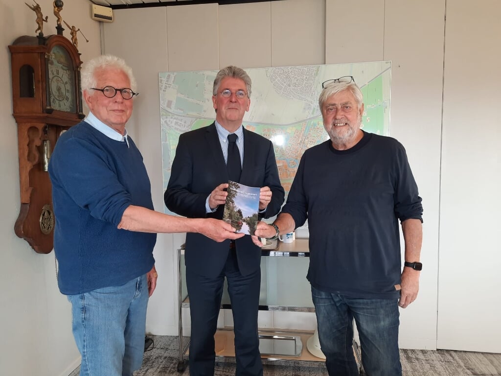 Burgemeester Edo Haan ontving van Bert de Reuver, links van hem en van Joop Luijendijk, rechts van hem, de brochure Nieuwe doorvaart, nieuwe kansen.