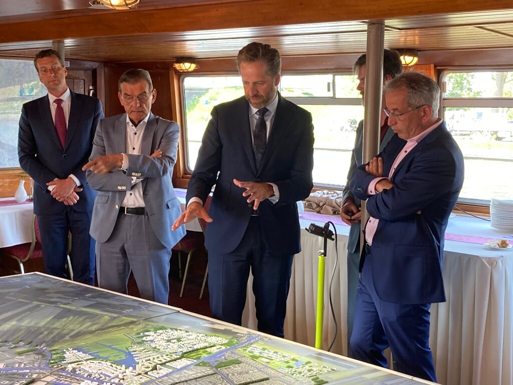 Minister Hugo de Jonge (midden) bezocht Alphen om te praten over bouwen in de Gnephoek. Links van hem wethouder Gerard van As.