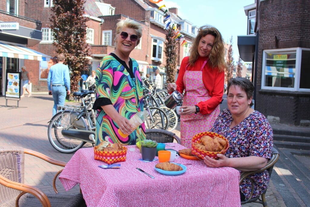 Dorette Bontekoe, Mireille Vollebregt en Astrid van den Bosch (vlnr), hier in de Burgemeester Colijnstraat, organiseren op 11 juni het 'Ontbijt op het Dorp' in Boskoop