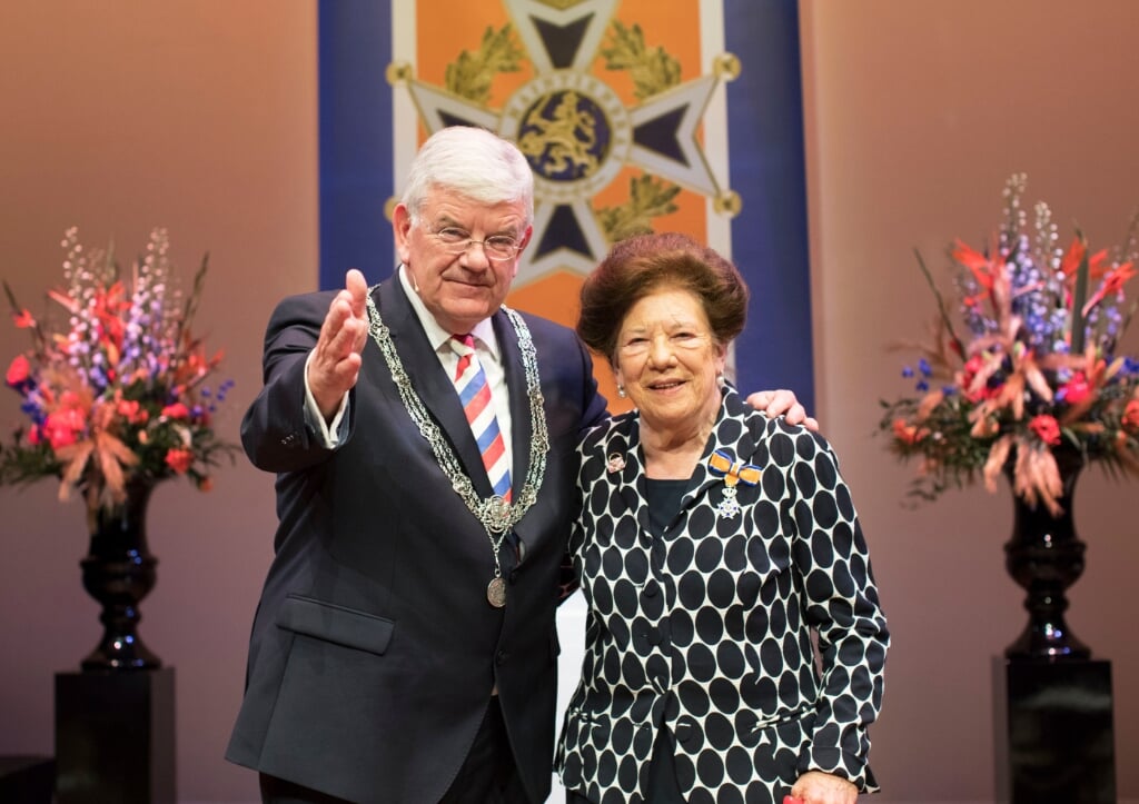 Burgemeester Van Zanen met één van de 35 inwoners van Den Haag die vandaag een lintje ontvingen. 