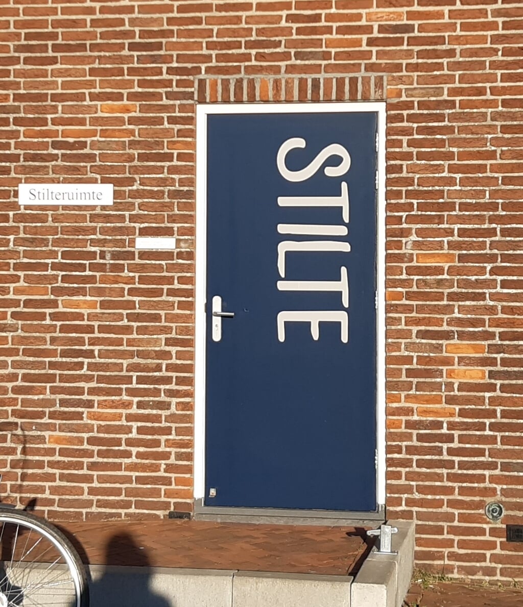 De ingang is goed zichtbaar door de grote letter STILTE op de blauwe deur 