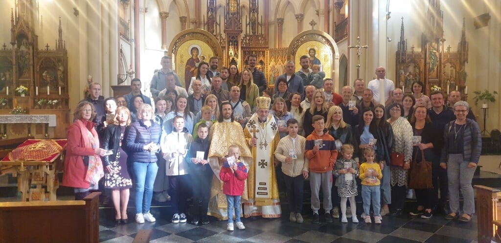 Presentatie van het Rijswijkse vertaalboekje Nederlands-Oekraïens na afloop van de Oekraïense viering in de Bonifatiuskerk op zondag 8 mei. Links: Liesbeth Kromhout.