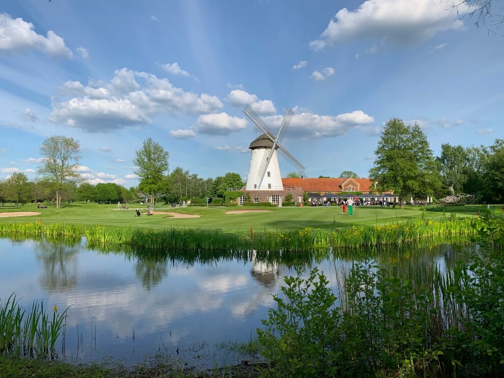 De achttiende hole van de fraaie golfcourse Elfrather Mühle, die vanwege de hoge kwaliteit behoort tot de Leading Golf Courses of Germany.