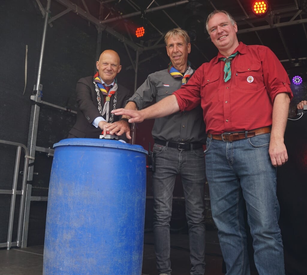Met een druk op een knop openen burgemeester Bert Wijbenga, Peter Korpel (midden) en Fedde Boersma, het nieuwe scoutingcentrum in de Broekpolder.