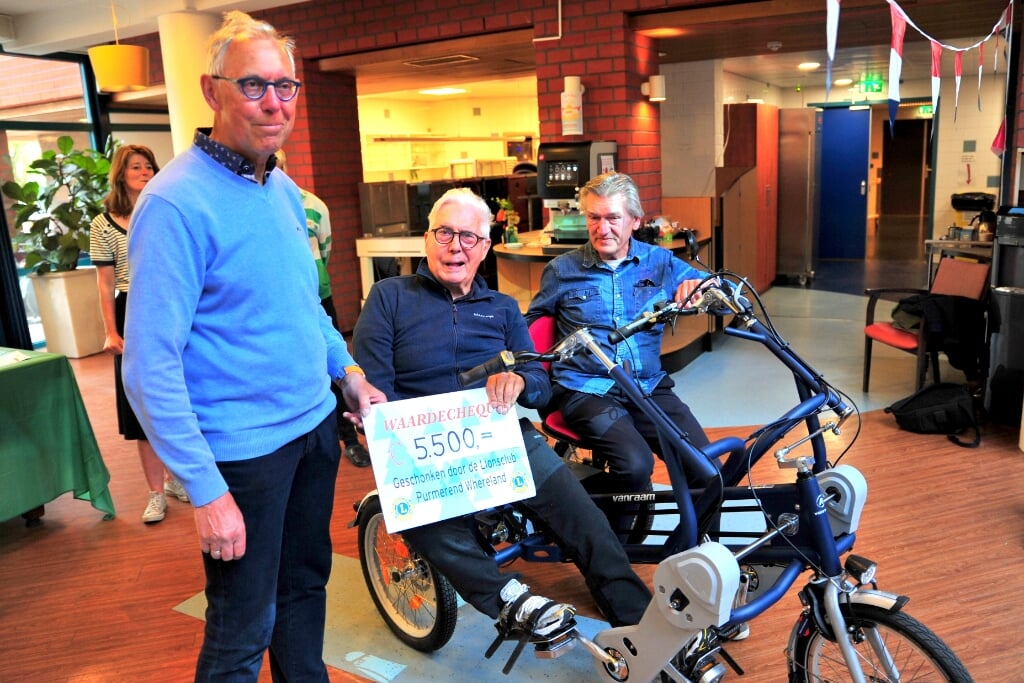 Maurits Wagenaar leverde de fiets namens de Rotaryclub af.