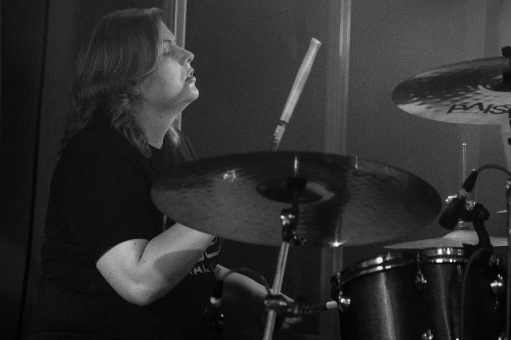 Jennifer Leijen op drums.