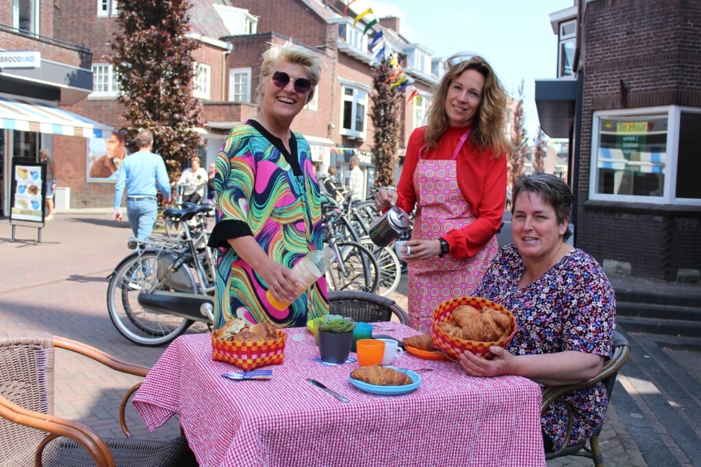 Dorette Bontekoe, Mireille Vollebregt en Astrid van den Bosch (vlnr), hier in de Burgemeester Colijnstraat, organiseren op 11 juni het 'Ontbijt op het Dorp' in Boskoop