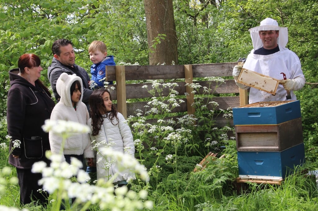 “De bijen zorgen door de vele bloeiende bomen en planten voor een topkwaliteit honing", aldus de tevreden imker Jasper de Vries.