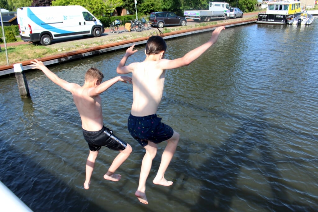 Tico en Olaf (allebei 13) hebben hun eerste echte brugspringdag van het jaar, bij de Boskoopse Otwegwetering