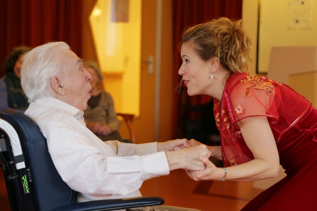 Sopraan Isabella Scholte van Stichting Diva Dichtbij treedt woensdag 8 juni op bij het Alzheimer Café Purmerend. 