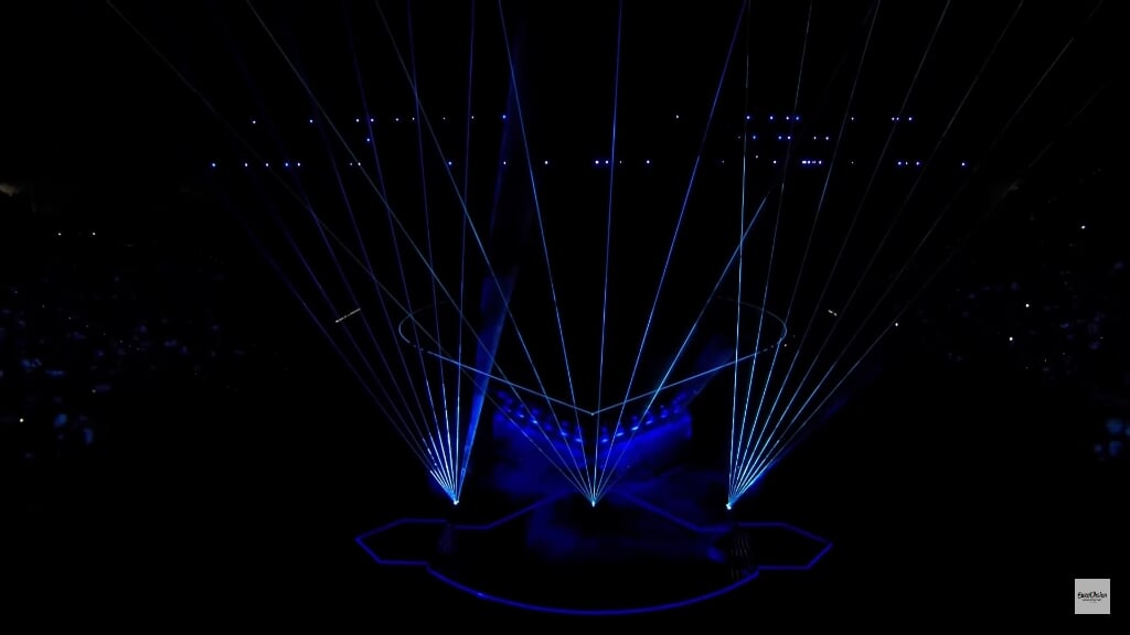 Pieterjan legde eerder uit dat er twee soorten lasershows zijn. Hij voerde op het Eurovisie Songfestival een stralenshow uit.