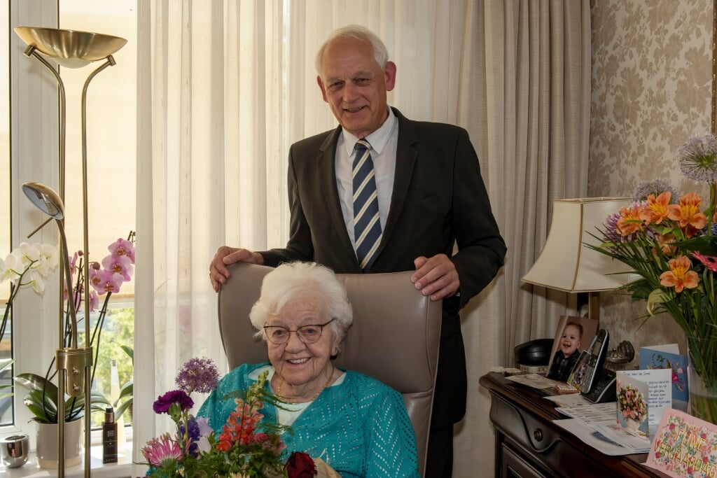 103-jarige mevrouw Jenny de Snoo-Hooimeijer krijgt een bloemetje van burgemeester Lamers 