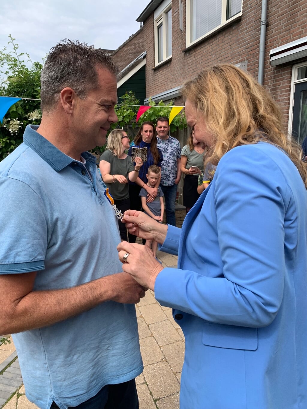 Floris Schoonderwoerd en burgemeester Astrid Heijstee-Bolt. 