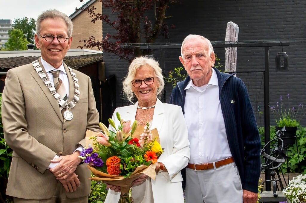 Het echtpaar Van der Meulen-Klene werd door de burgemeester in de bloemen gezet voor hun 60-jarig huwelijk. 