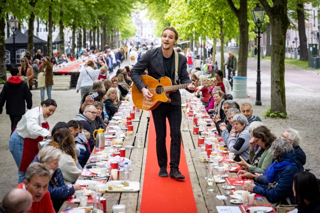 De lunchtafel op het Lange Voorhout was tevens een catwalk en podium.