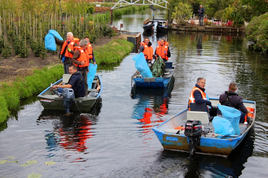 Plastic vissen in de sloten van boomkwekerijgebied Boskoop: gezamenlijke actie van ondernemers, vrijwilligers, gemeente Alphen, Hoogheemraadschap Rijnland en ODMH