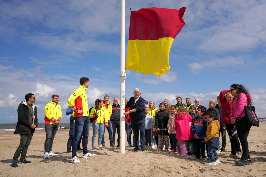 Burgemeester Jan van Zanen hees samen met lifeguards van de Veiligheidsregio Haaglanden en de Haagse Vrijwillige Reddingsbrigade de geel-rode vlag.