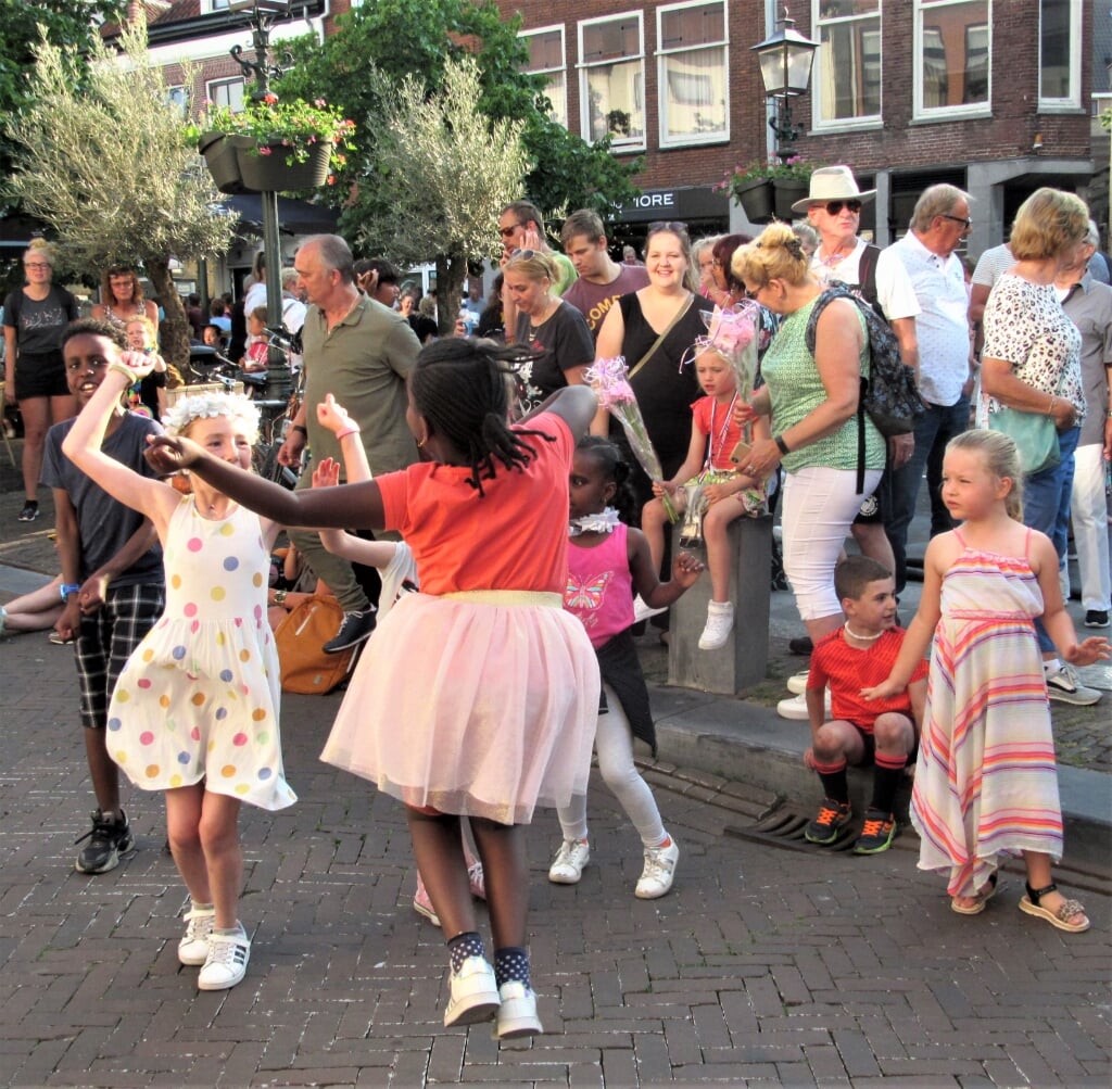 Dansende kinderen op de Markt op de slotavond van de avondvierdaagse.