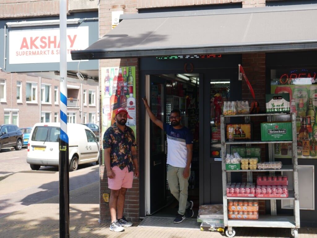 Niranjan (rechts) vindt Rijswijk de perfecte locatie voor zijn avondwinkel Akshay.