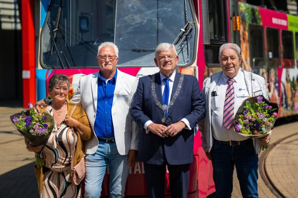 De burgemeester en de twee trambestuurders die allebei 40 jaar schadevrij reden.