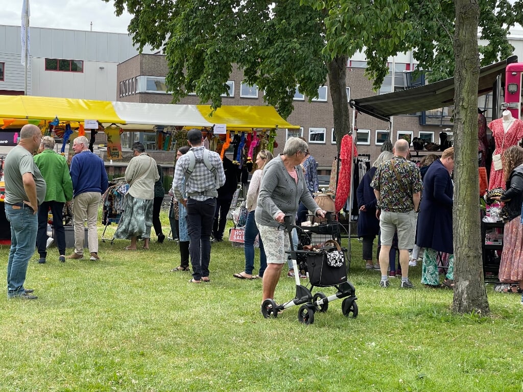 Publiek op de afgelopen zondag gehouden Midsummer Fair.