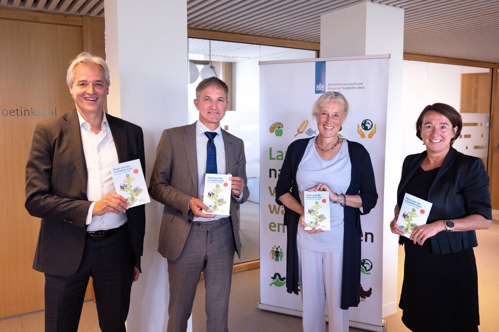 Van links naar rechts: Rogier Tesson (coördinerend beleidsmedewerker ministerie van Financiën), Sandor Gaastra (DG Klimaat en Energie van ministerie van EZK), Adri Bom-Lemstra (Glastuinbouw Nederland) en Marije Beens (DG Agro van ministerie van LNV). 