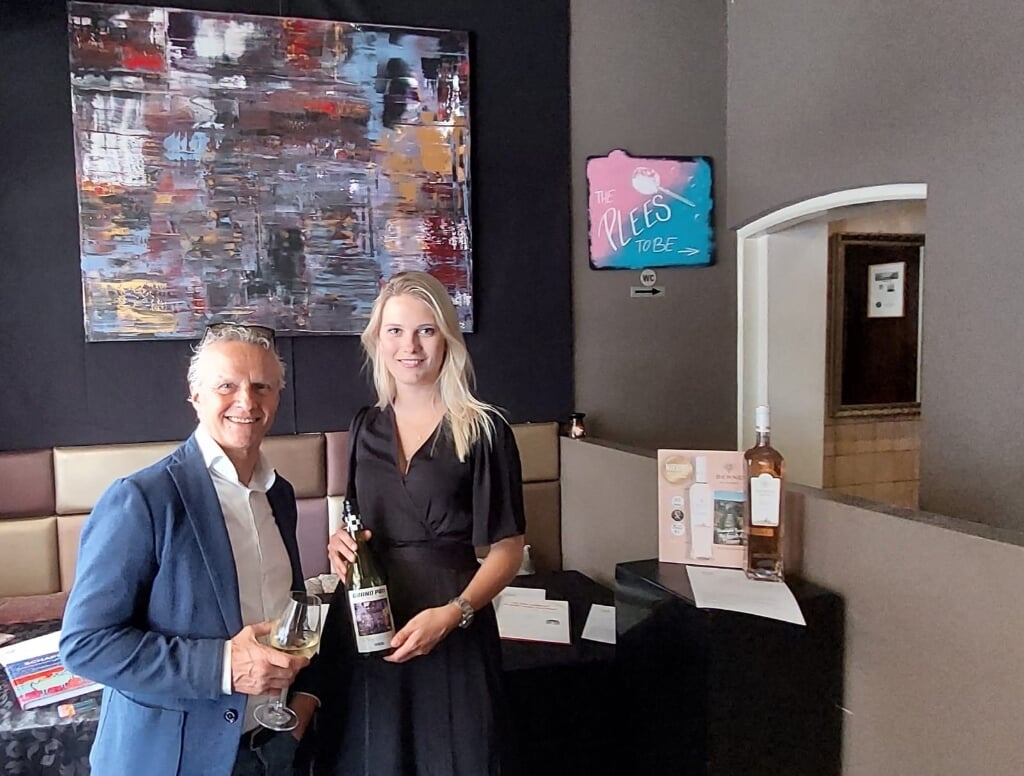 Jan Lammers met Lynn Spoor voor haar schilderij dat een klein 3000 euro opleverde bij de veiling.