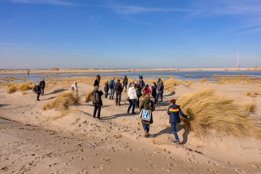 Tijdens de wandeling aan het strand maken de deelnemers kennis met de strandvondsten.