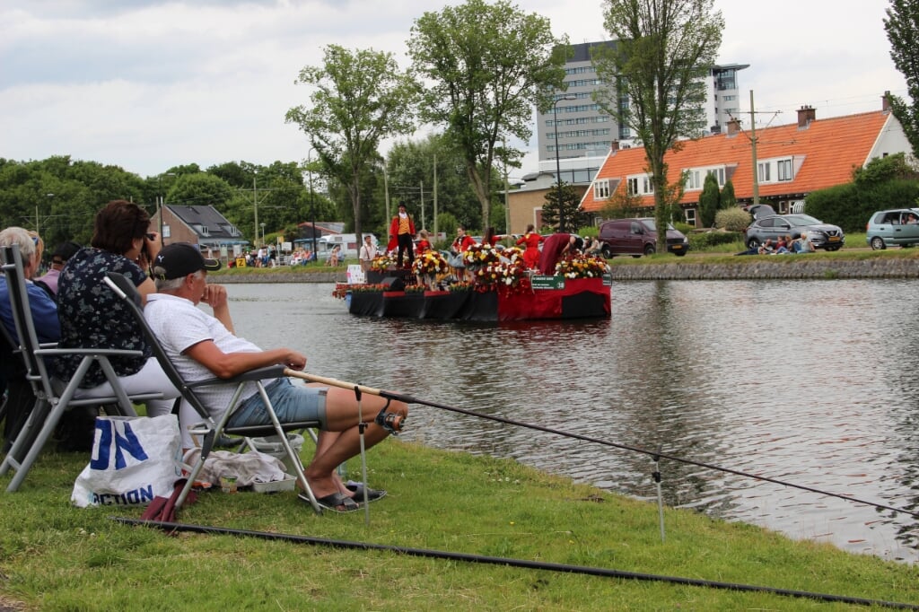 Een visser kijkt naar de boot 'The Greatest Show' uit Naaldwijk, die de Publieksprijs won.