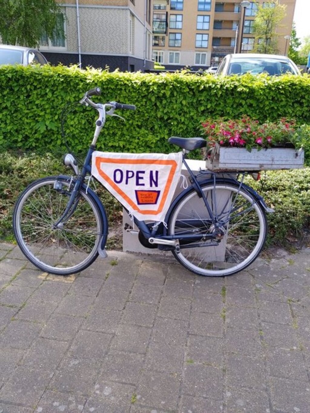 Het nieuwe 'uithangbord' van het repaircafé in Grootebroek.