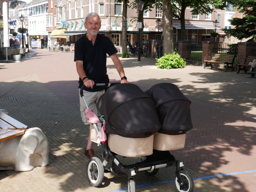 Oppasopa Jan (67) en zijn vrouw zijn blij met het winkelaanbod in Oud Rijswijk: "Alles is op loopafstand."