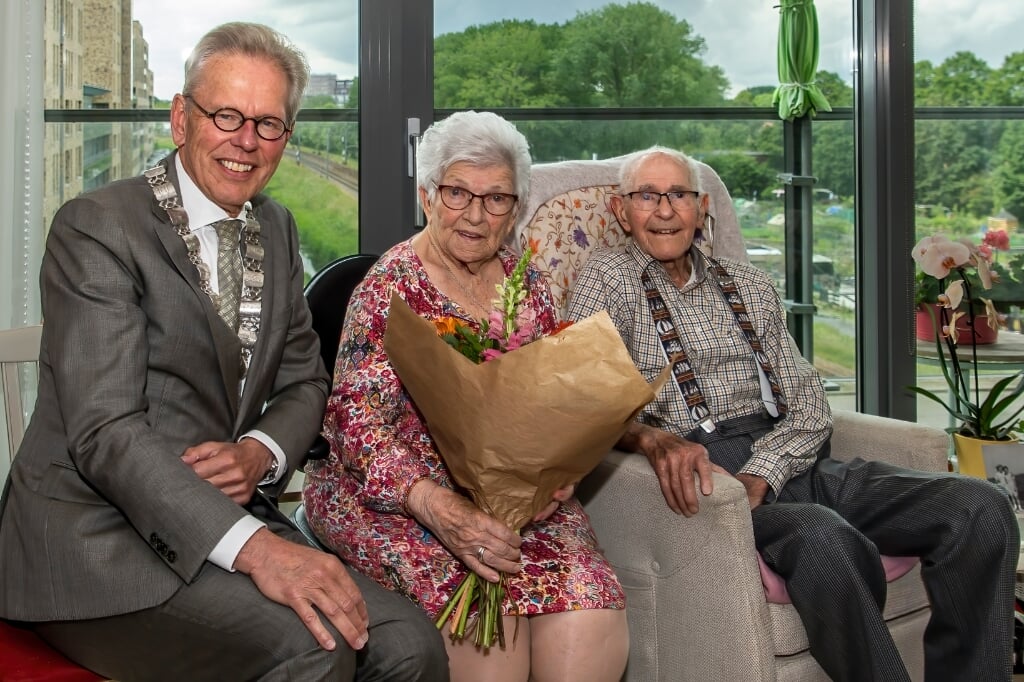 Burgemeester Don Bijl feliciteert Willem en Jopie Oostervink-De Vries met hun 70-jarig huwelijk. 
