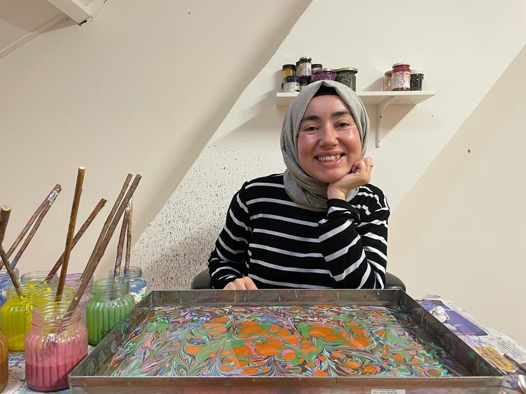 Kunstenaar Fatima Kiral met ‘Ebru’ kunst. 