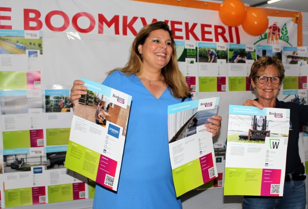 Greenport-wethouder Anouk Noordermeer opent Open Kwekerijdag, door samen met Greenport-vrouw Helma van der Louw vacatures op te hangen op het Carrrièreplein.