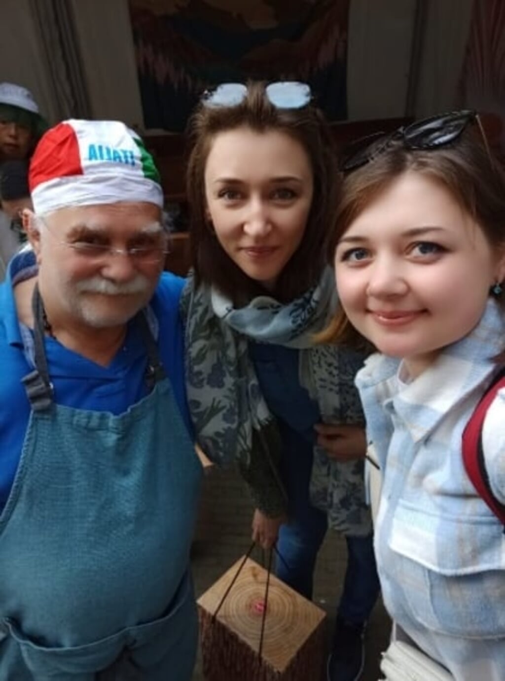 V.l.n.r. gastheer Billy en twee van de 60 Oekraïense gasten in het buitenbuurthuis van de Horizon.