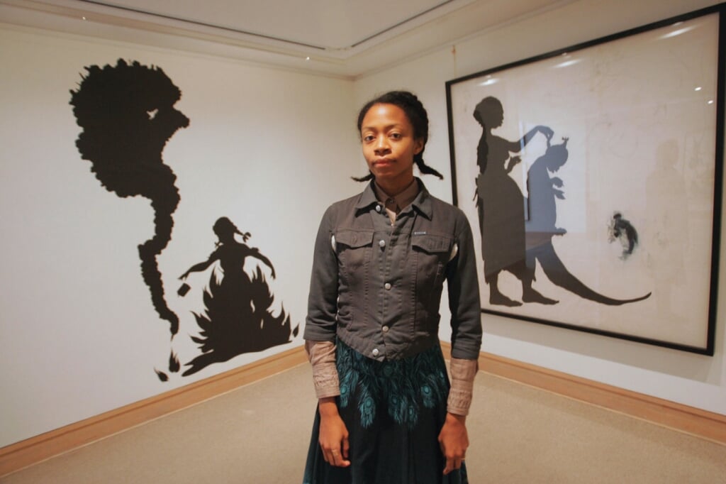 Karin Braamhorst houdt in het theater de lezing over de Afro-Amerikaanse kunstenaar Kara Walker. 