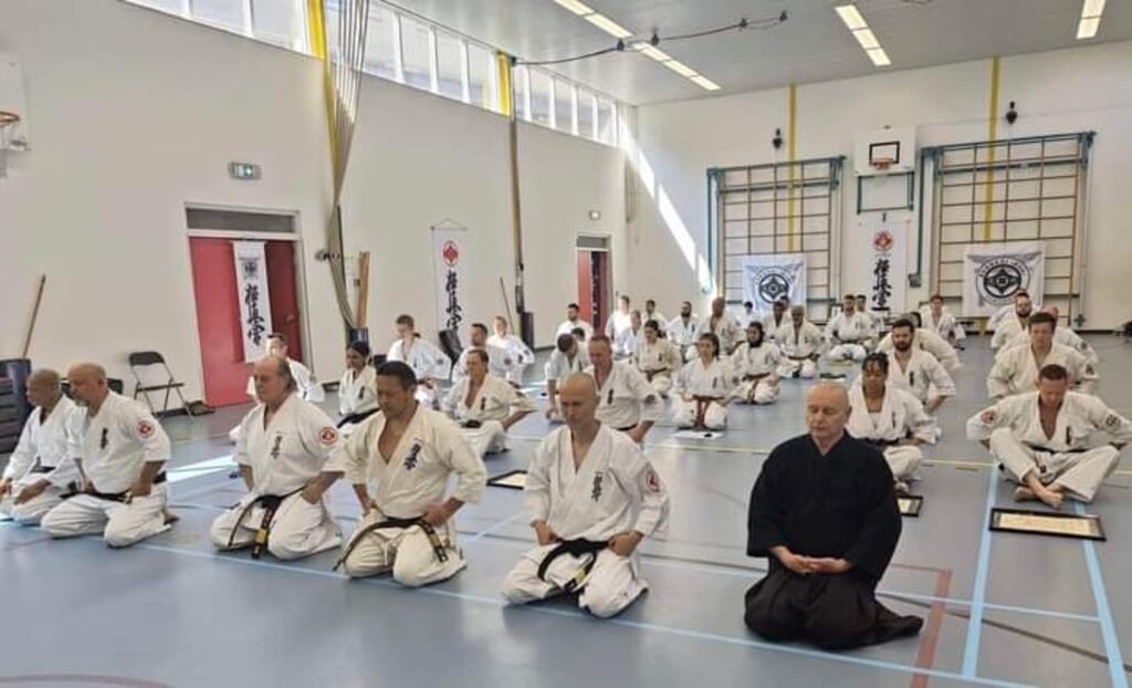 Ongeveer veertig volwassen karateka's tussen de 20 en de 59 jaar deden examen voor verschillende Japanse disciplines.