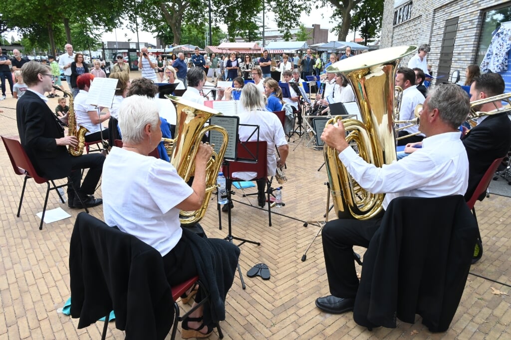Het orkest speelde op het dorpsplein. 