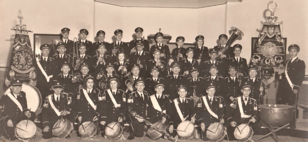 De Maassluise Harmonie in het eerste uniform in 1949.